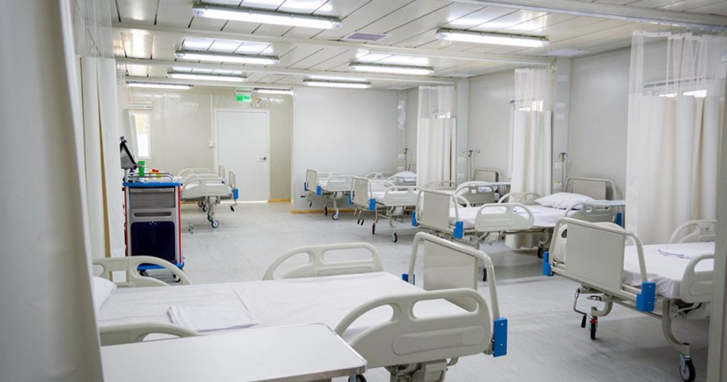 Interior del hospital modular en Curicó con camas clínicas instaladas.